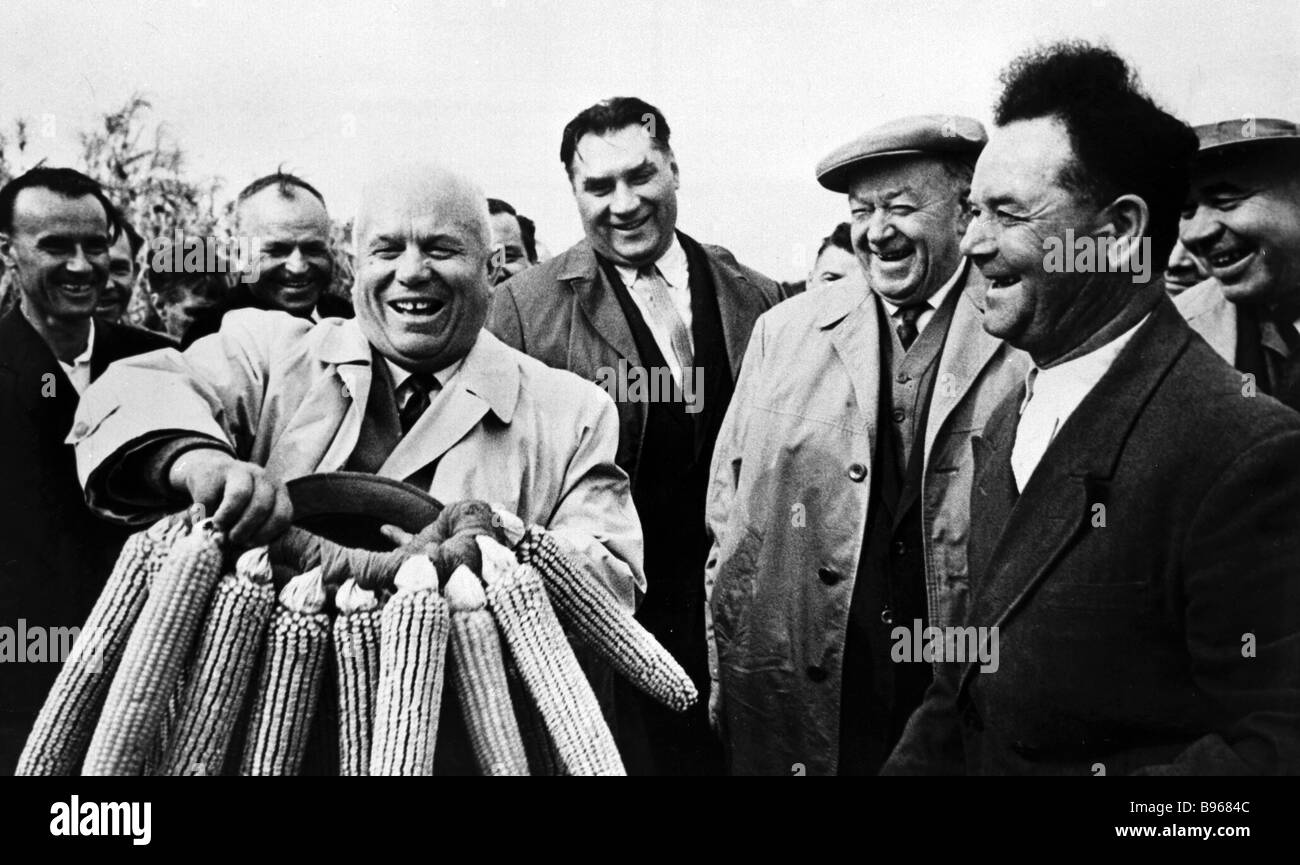 ukrainian-collective-farmers-handing-a-corn-wreath-to-nikita-khrushchev-B9684C.jpg