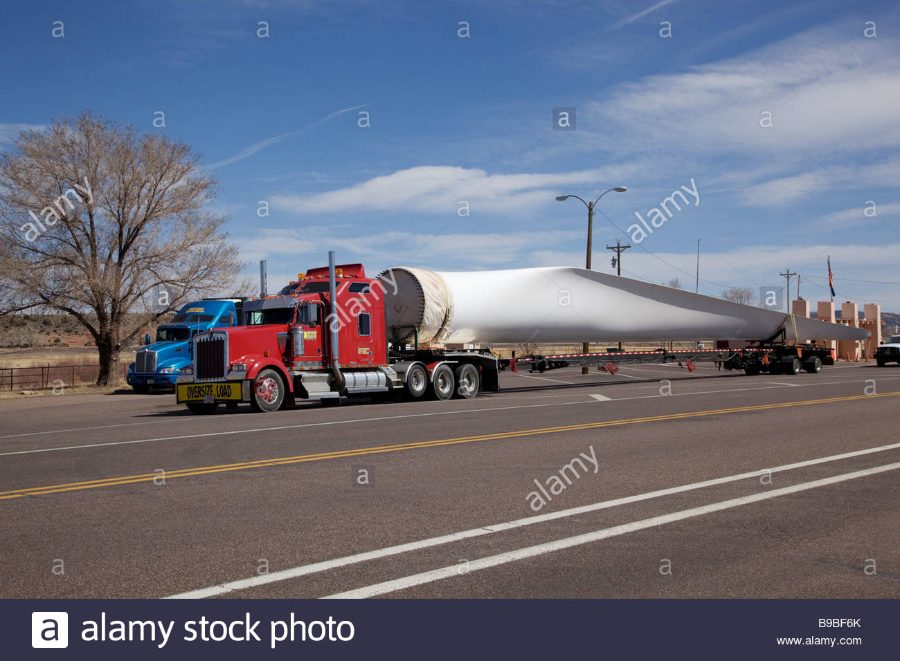 truck-hauling-wind-turbine-blade-B9BF6K.jpg