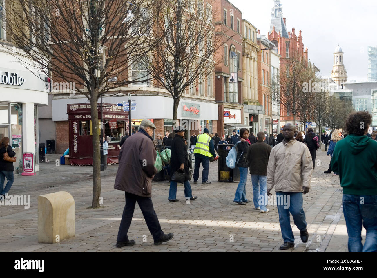 people-walking-in-market-street-manchester-city-centre-uk-B9GHE7.jpg