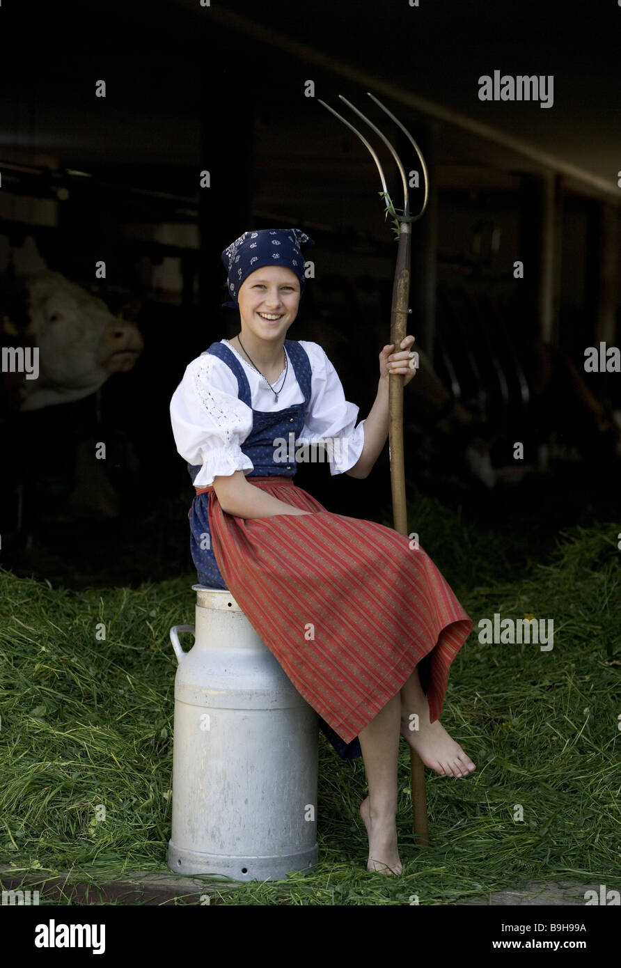 http://c8.alamy.com/comp/B9H99A/girl-farm-barnstable-feeding-cows-13-years-work-task-barefoot-farm-B9H99A.jpg