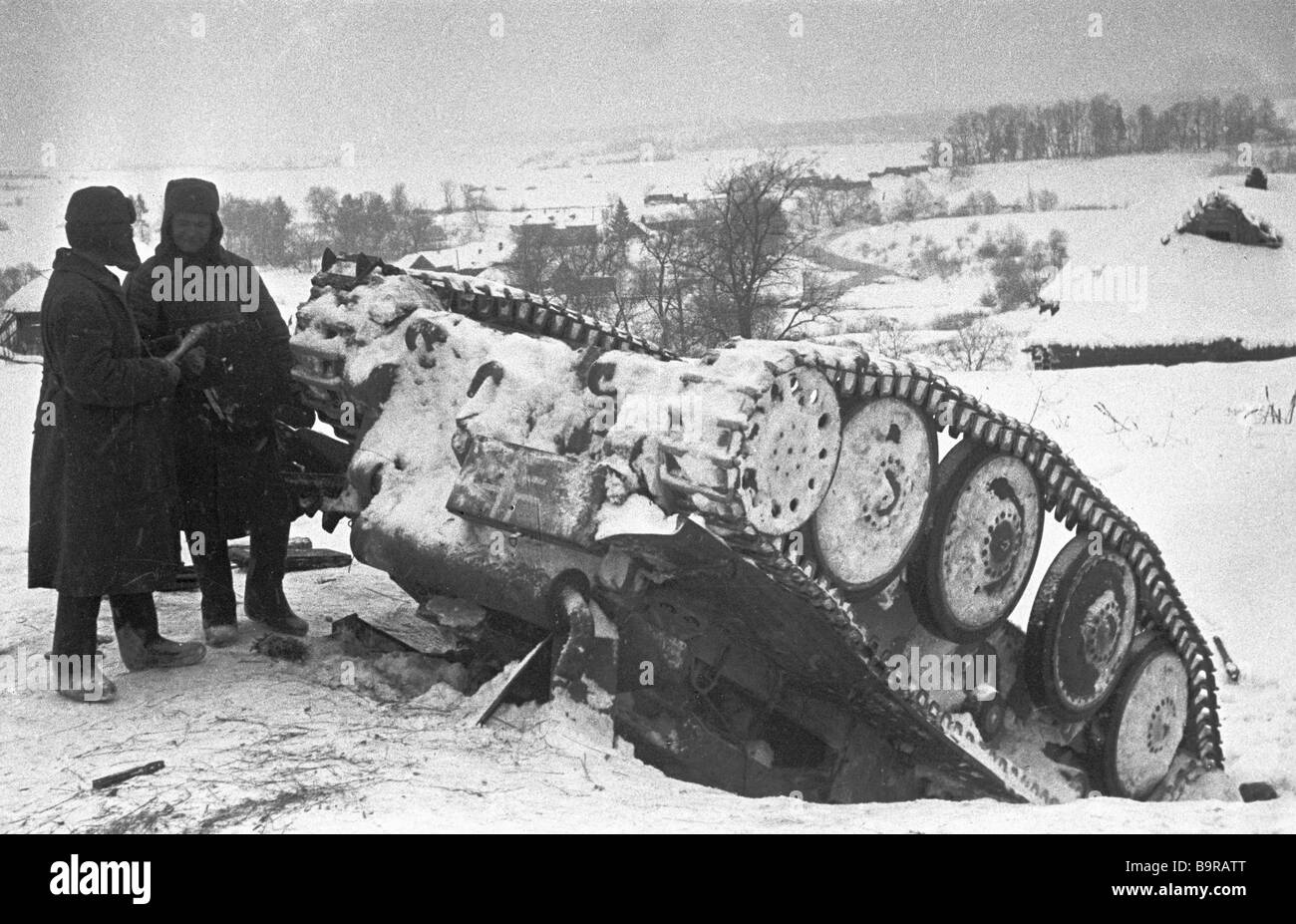 http://c8.alamy.com/comp/B9RATT/two-soviet-soldiers-near-a-disabled-nazi-tank-the-battle-of-moscow-B9RATT.jpg