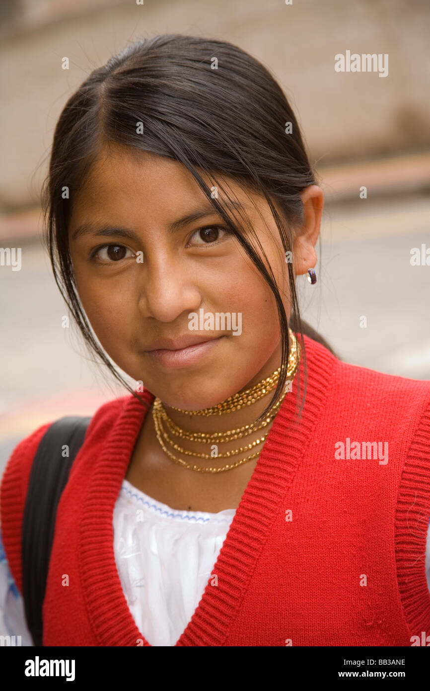 Low-Res abspeichern - south-america-ecuador-otavalo-teenage-girl-in-school-uniform-walking-BB3ANE