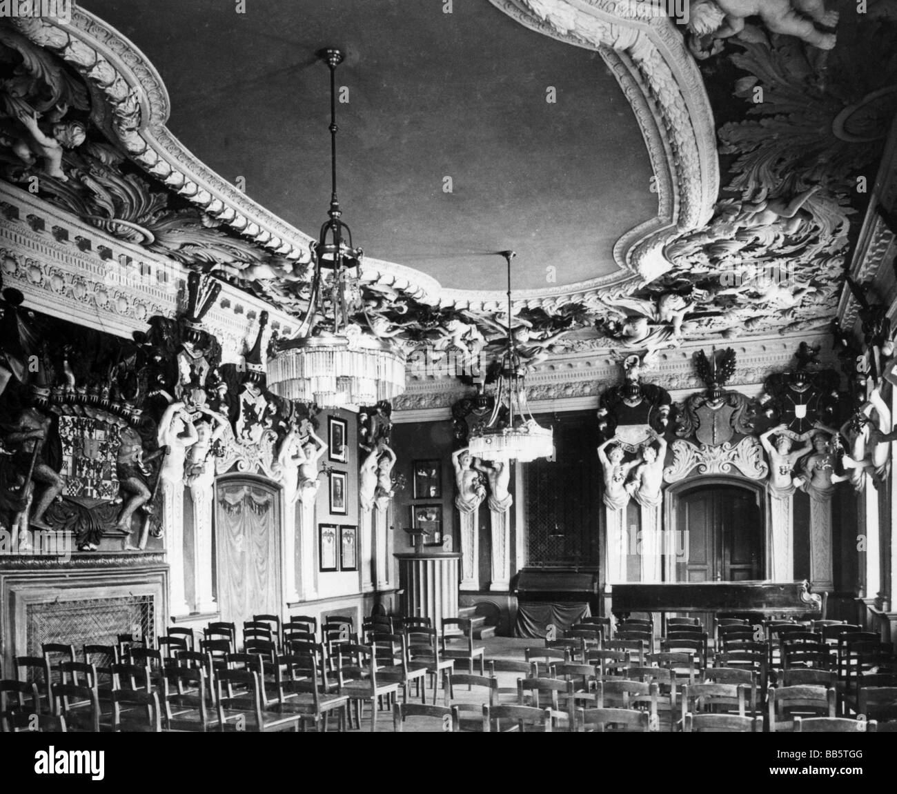 castle interior black and white stock photos & images - alamy castle interior black and white stock photos & images - alamy