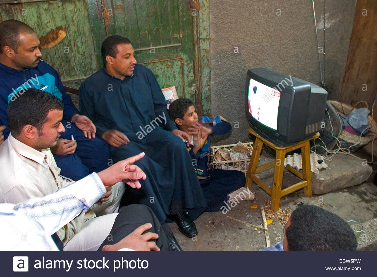 africa-egypt-luxor-the-market-people-watching-a-football-match-BBW5PW.jpg