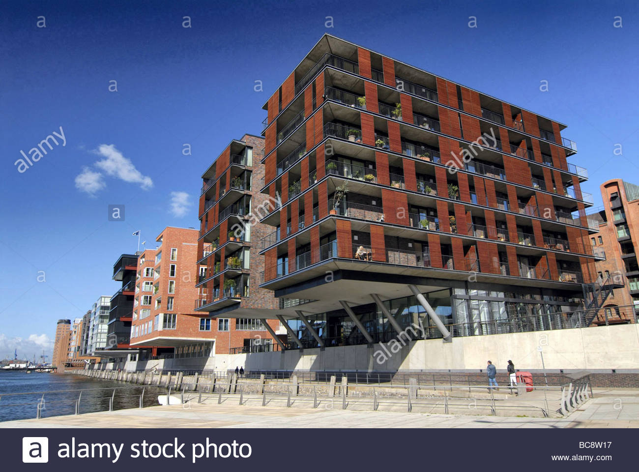 Moderne gebäude am sandtorkai in hamburg
