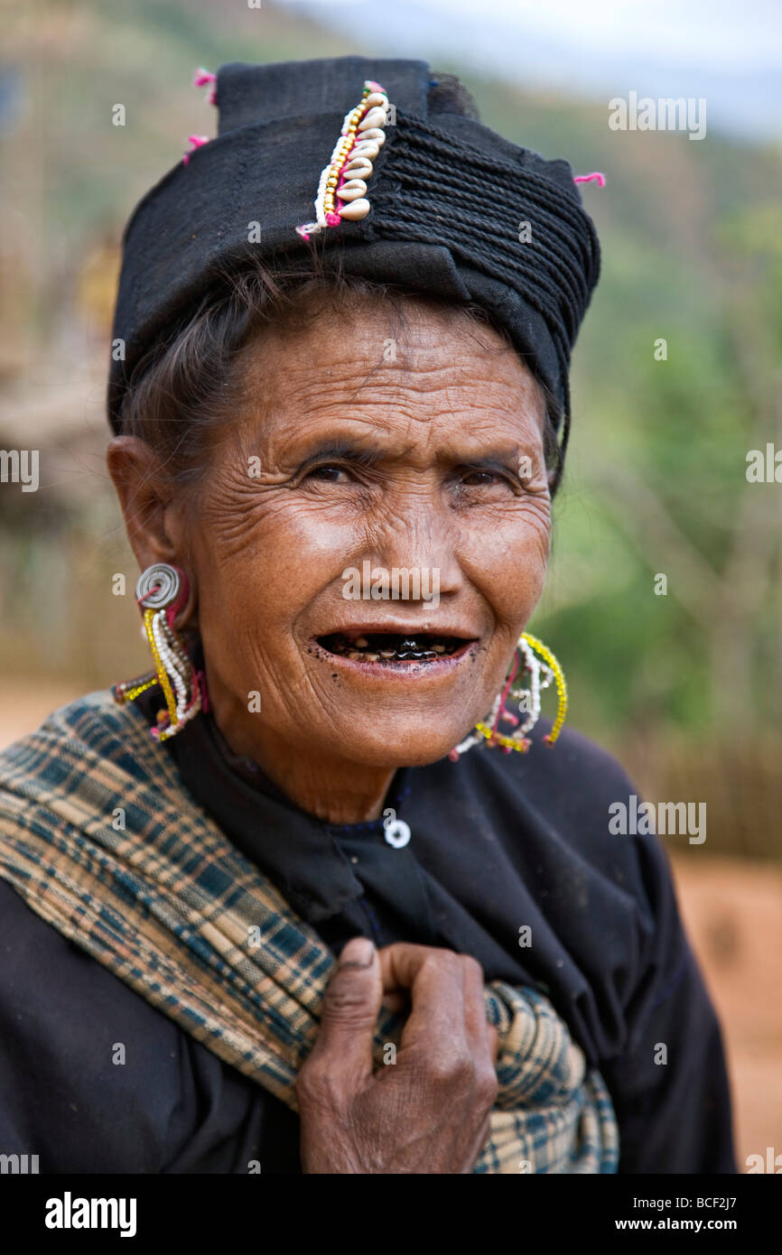A woman of the small <b>Ann tribe</b> in - myanmar-burma-pan-lo-a-woman-of-the-small-ann-tribe-in-traditional-BCF2J7
