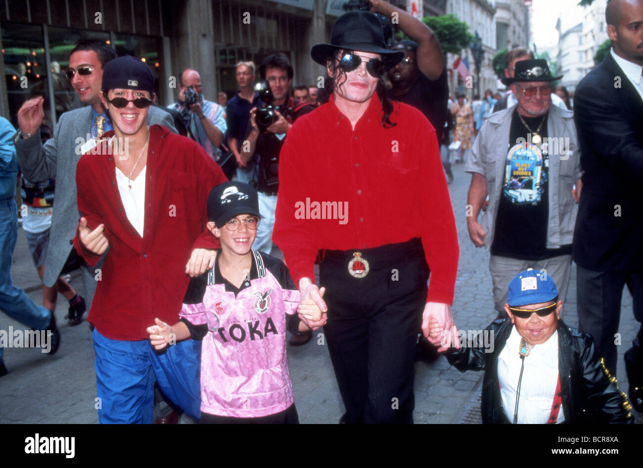 michael-jackson-with-orphans-in-budapest-in-1996-BCR8XA.jpg