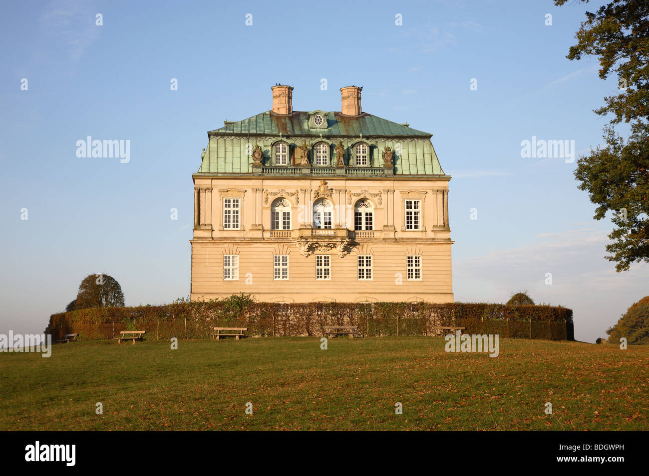 http://c8.alamy.com/comp/BDGWPH/the-hermitage-palace-at-sunset-eremitageslottet-in-jgersborg-deer-BDGWPH.jpg
