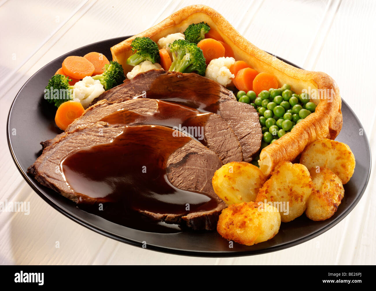 TRADITIONAL ROAST BEEF DINNER WITH YORKSHIRE PUDDING Stock Photo 