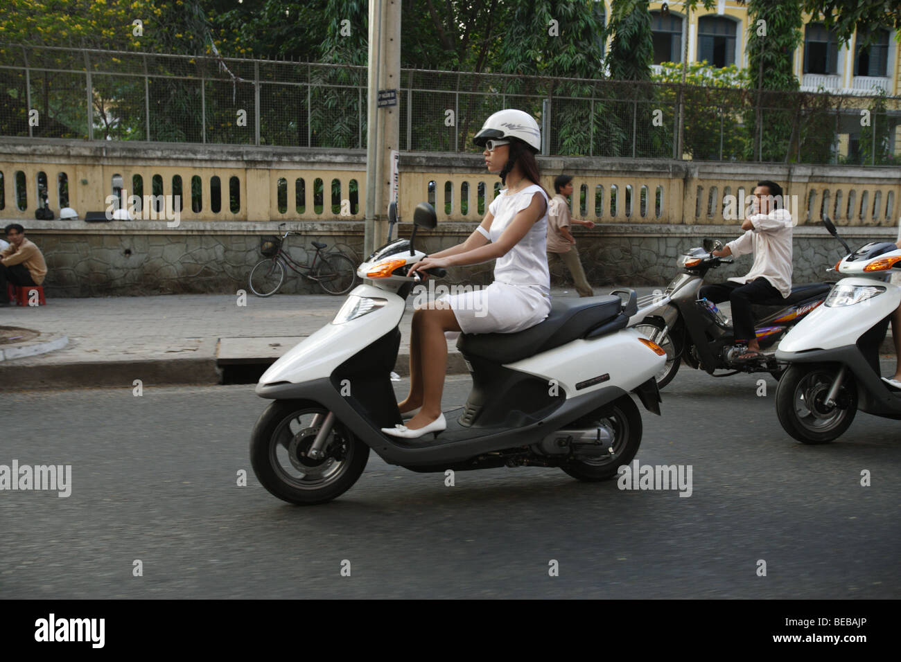 [Image: vietnam-saigon-fashionable-girl-on-a-new...BEBAJP.jpg]