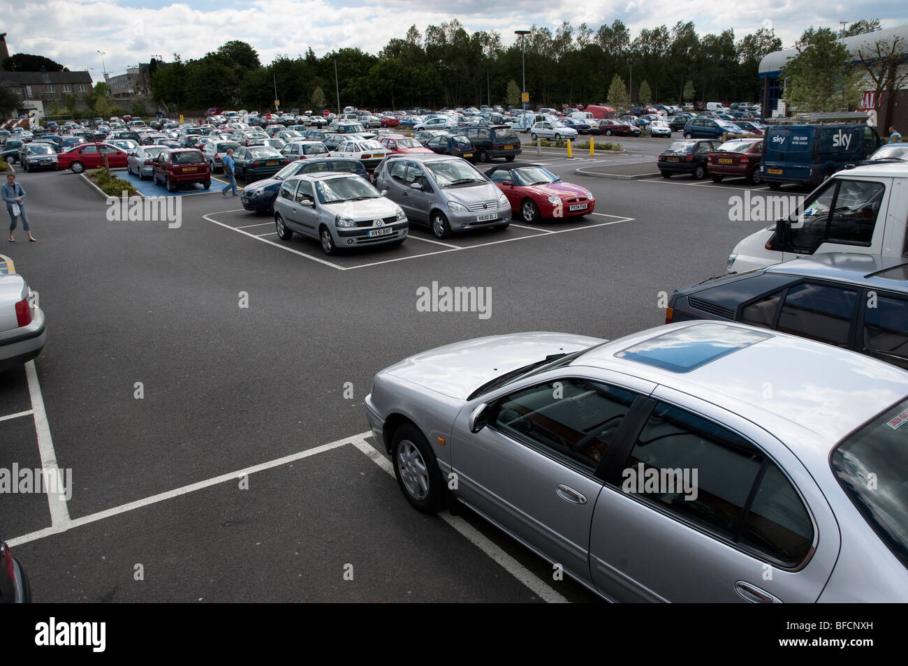 open air busy car park with very few spare spaces Stock Photo, Royalty