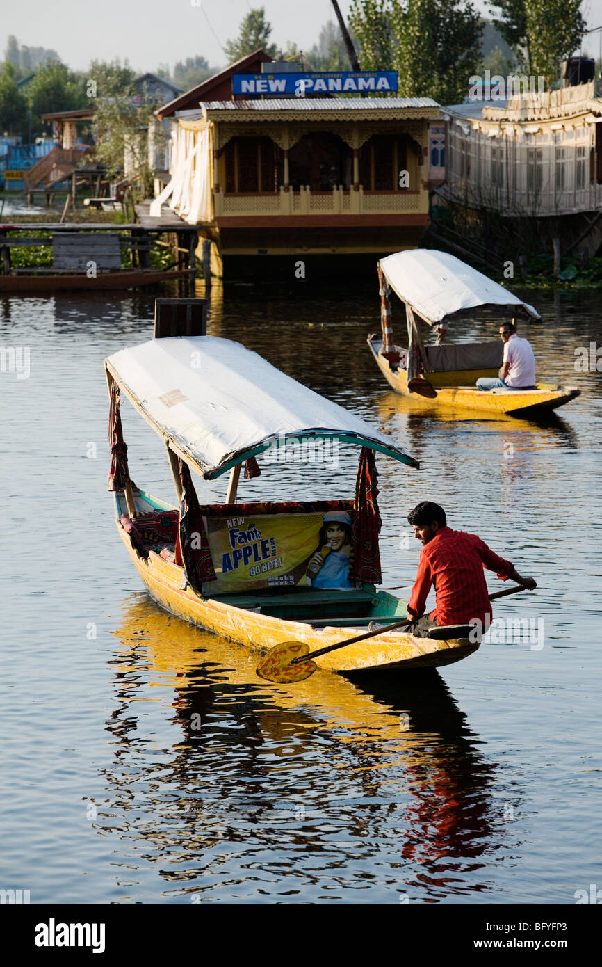 Boat Taxis Shikaras Take Their Passengers To The Traditional House