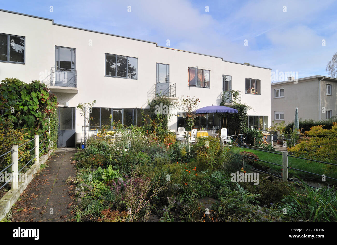 1927 j j p oud buildings in weissenhof 5 9 1300 944 architecture design row house architecture