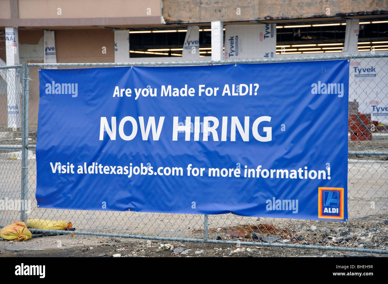 now-hiring-sign-at-aldi-store-that-is-being-built-plano-texas-usa-BHEH9R.jpg