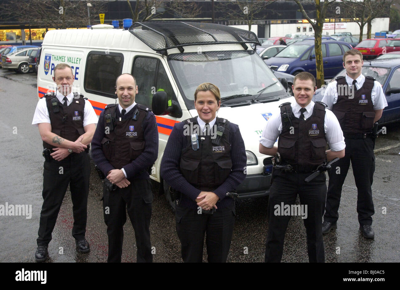 http://c8.alamy.com/comp/BJ0AC5/five-thames-valley-police-officers-in-front-of-a-police-van-uk-BJ0AC5.jpg