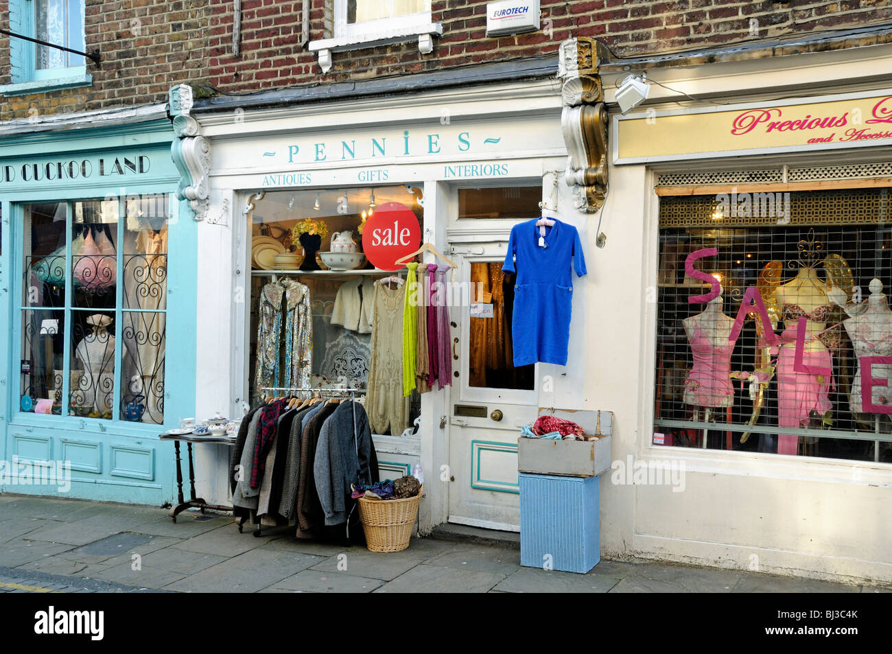 London clothes shop London is host to a wide range of fashion stores, from global megabrands like Dior and Uniqlo, to independent multi-brand boutiques like Dover Street Market and Oi Polloi.