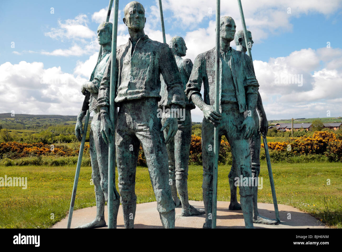 the-pikemen-or-fauscailta-sculpture-by-eamonn-odoherty-on-the-n25-BJH6NM.jpg