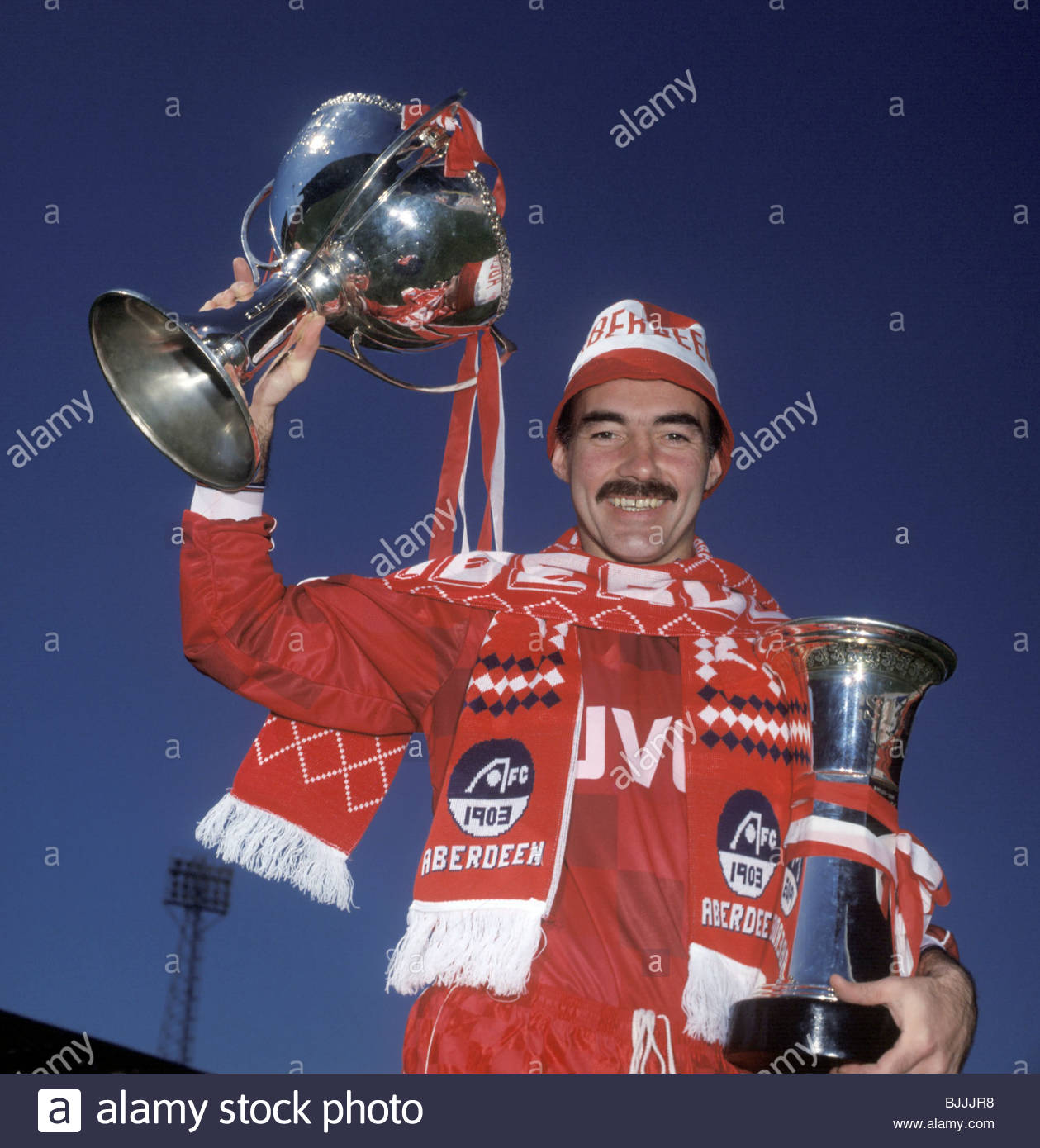 season-19891990-aberdeen-captain-willie-miller-with-the-league-cup-BJJJR8.jpg