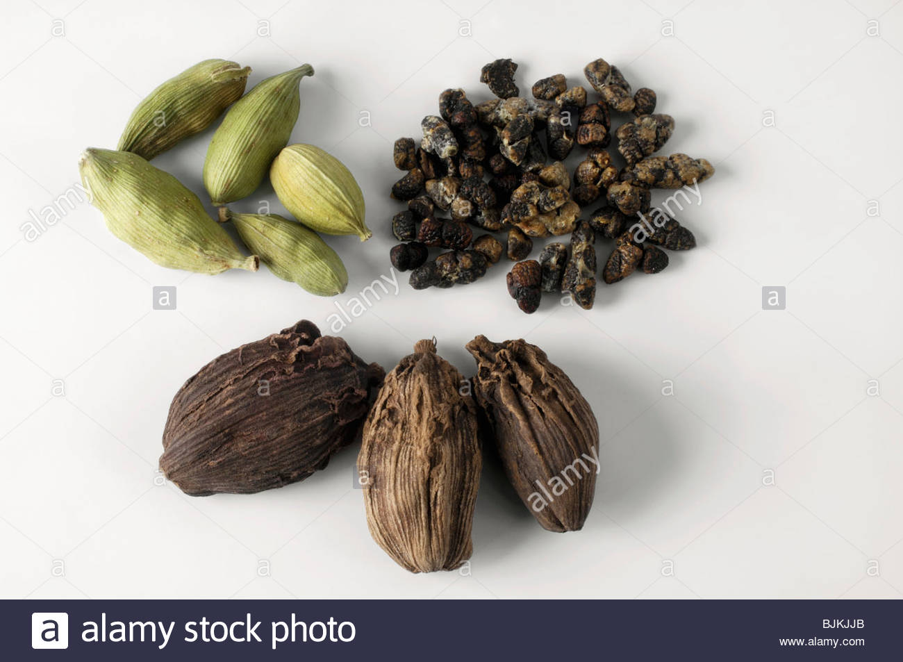 Brown and green cardamom pods and cardamom seeds Stock Photo, Royalty