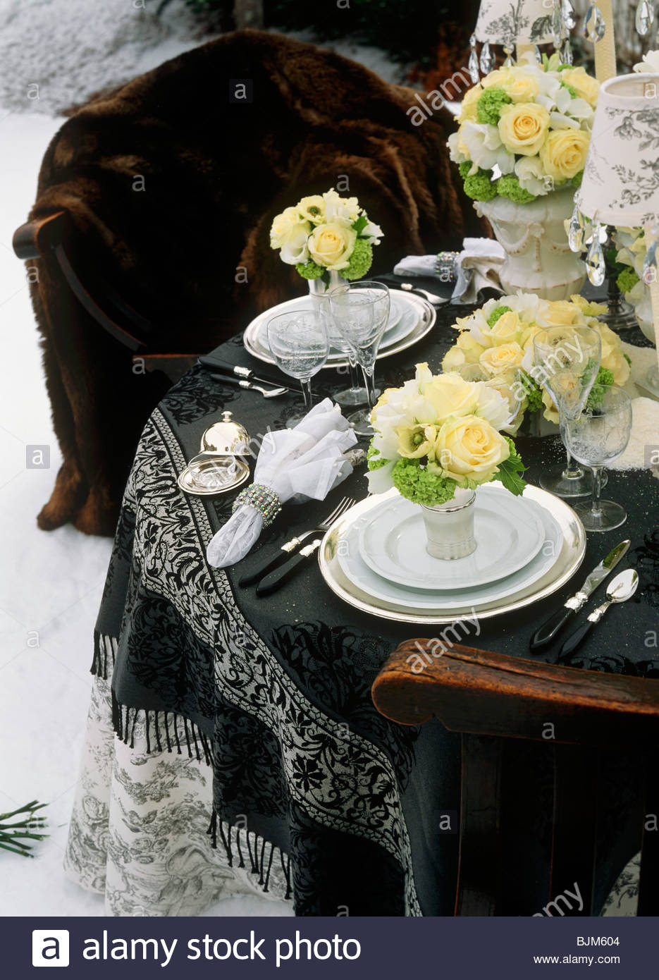 Elegant Winter Table Setting with White Floral Bouquets (San Moritz ... Elegant Winter Table Setting with White Floral Bouquets (San Moritz ...