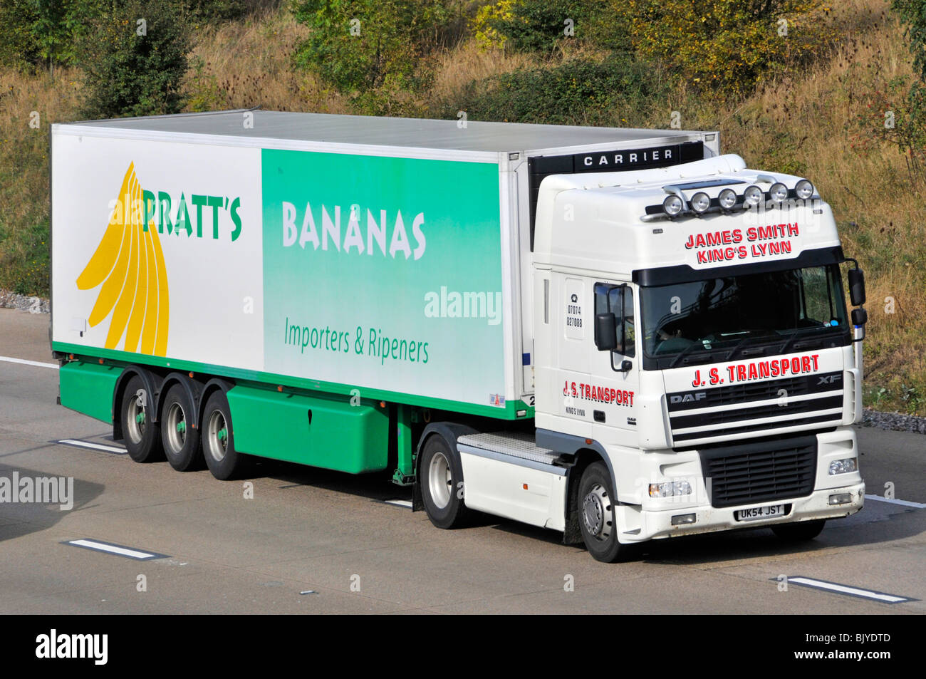 M25 motorway Pratts Bananas delivery lorry Stock Photo, Royalty Free