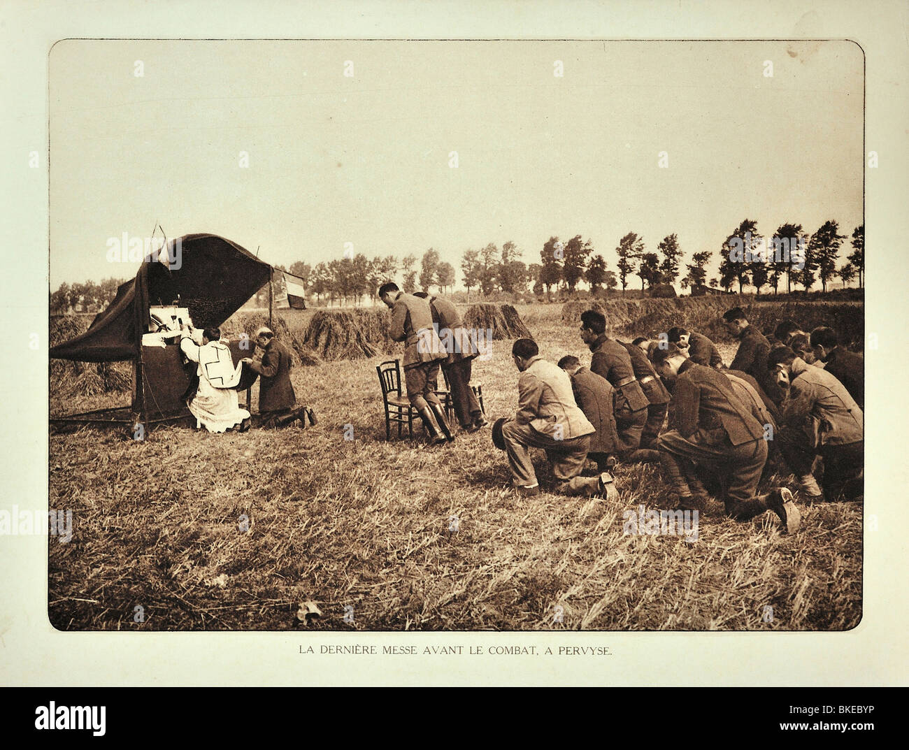 Belgian-WWI-soldiers-in-field-attending-