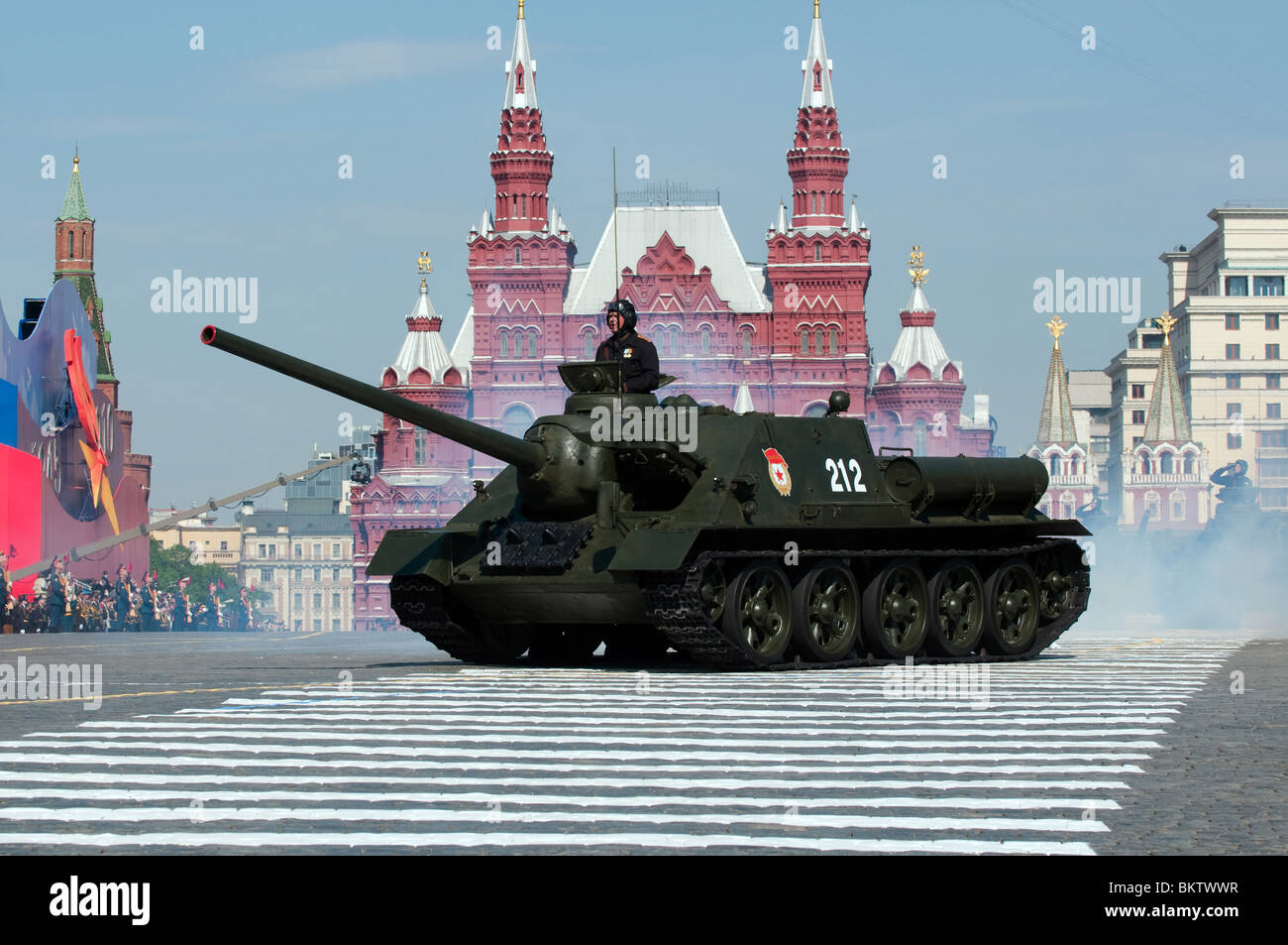 http://c8.alamy.com/comp/BKTWWR/legendary-soviet-tank-destroyer-su-100-from-the-second-world-war-march-BKTWWR.jpg