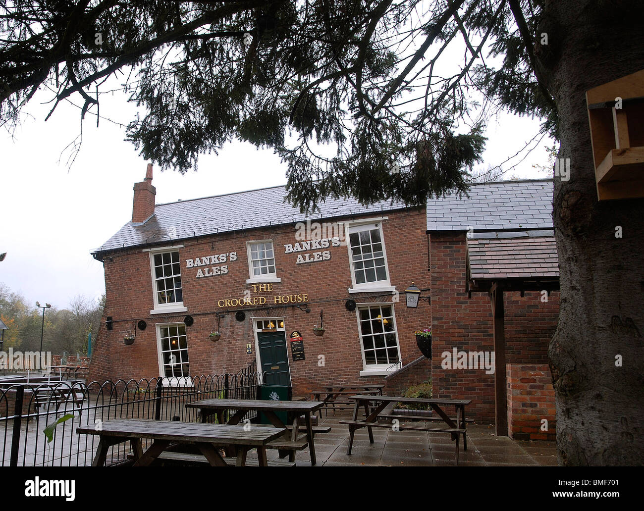The Crooked House Pub in Himley, Gornal Wood, West Midlands Stock Photo