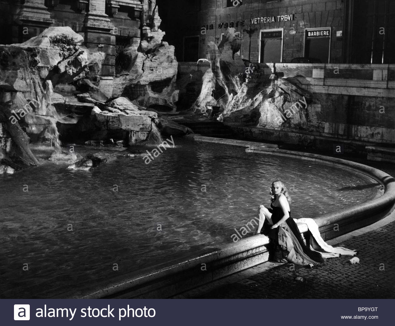 ANITA EKBERG AT THE TREVI FOUNTAIN LA DOLCE VITA (1960 Stock Photo