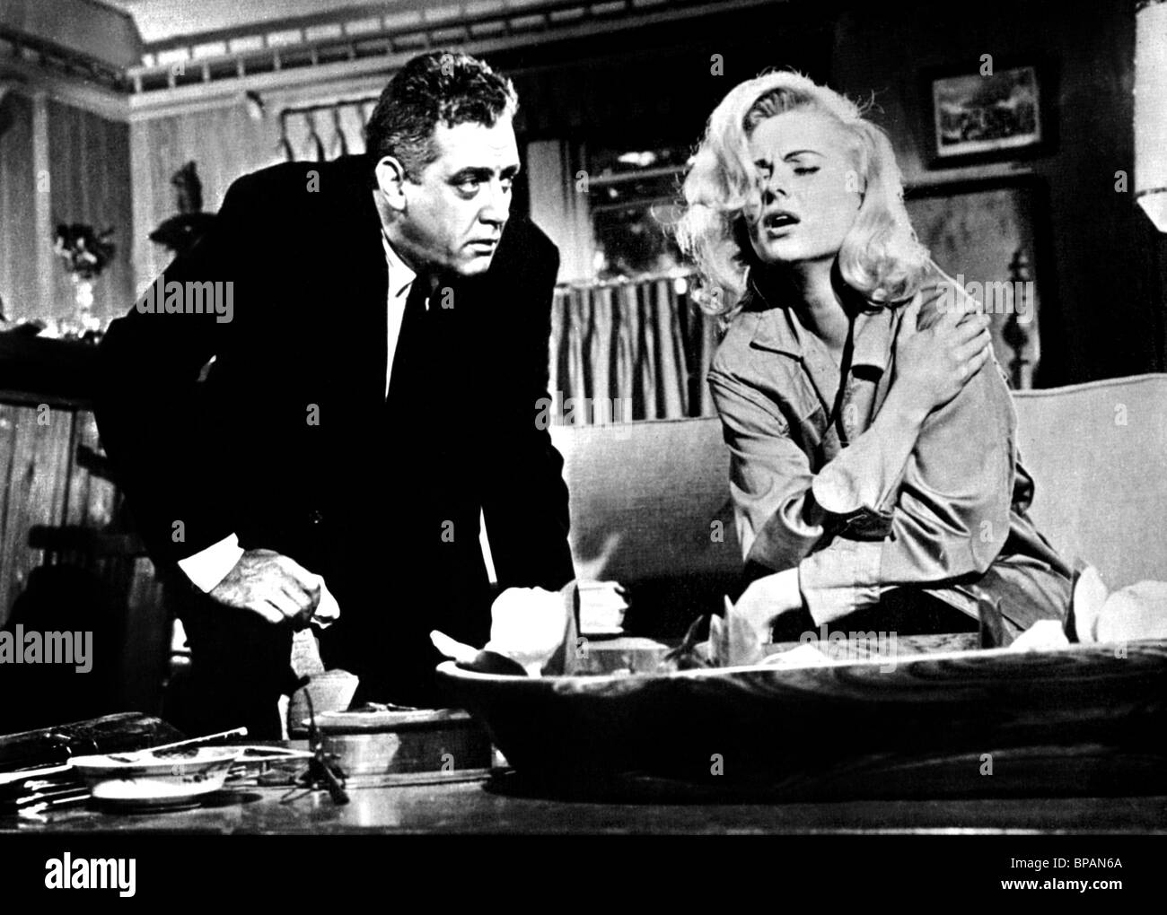 RAYMOND BURR & MARTHA HYER DESIRE IN THE DUST (1960 Stock Photo