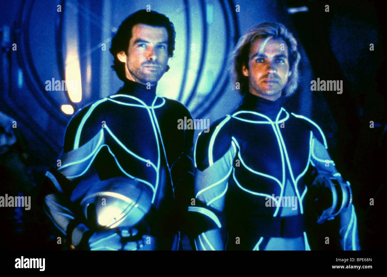 PIERCE BROSNAN & JEFF FAHEY THE LAWNMOWER MAN (1992 Stock Photo, Royalty Free Image 31045077