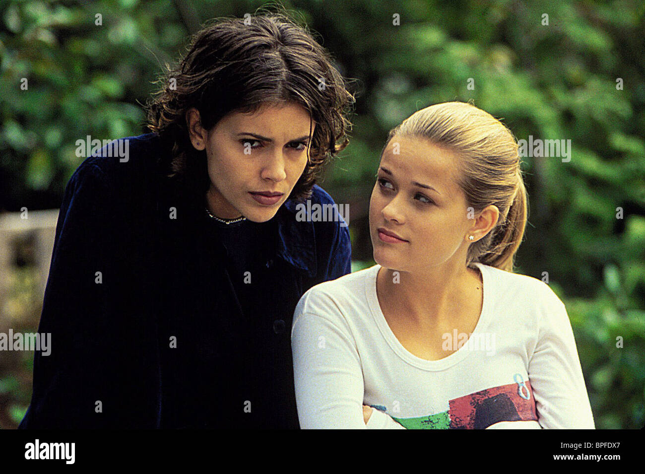 ALYSSA MILANO & REESE WITHERSPOON FEAR (1996 Stock Photo, Royalty Free Image: 31073007 - Alamy
