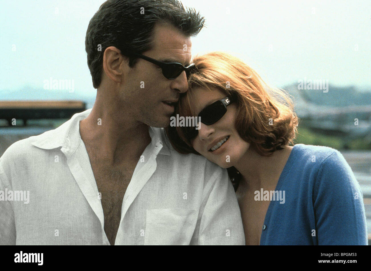 PIERCE BROSNAN & RENE RUSSO THE THOMAS CROWN AFFAIR (1999 Stock Photo