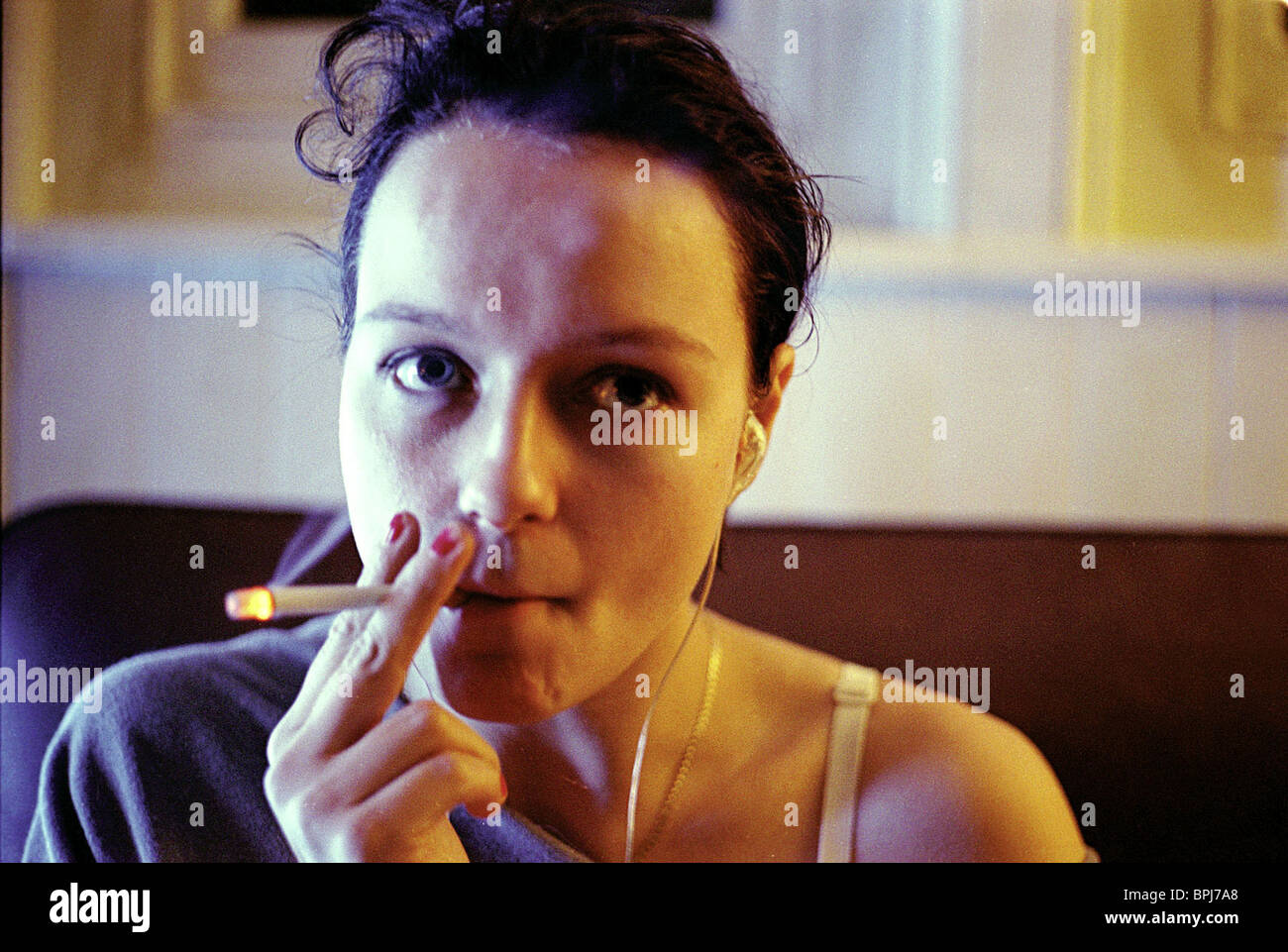 Samantha Morton röker en cigarett (eller weed)
