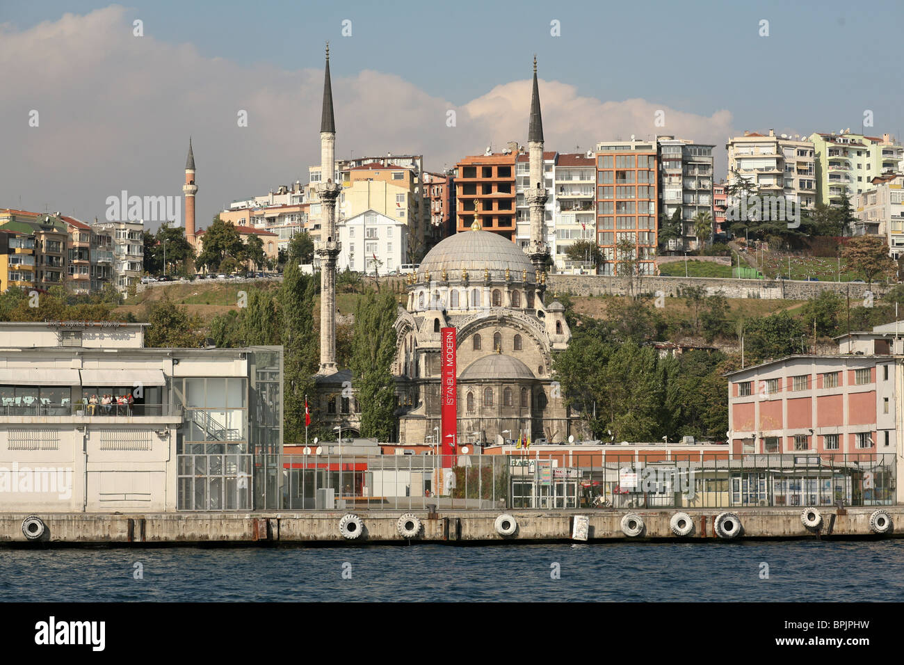 Istanbul_Modern_Museum_with_Mosque_in_Ba
