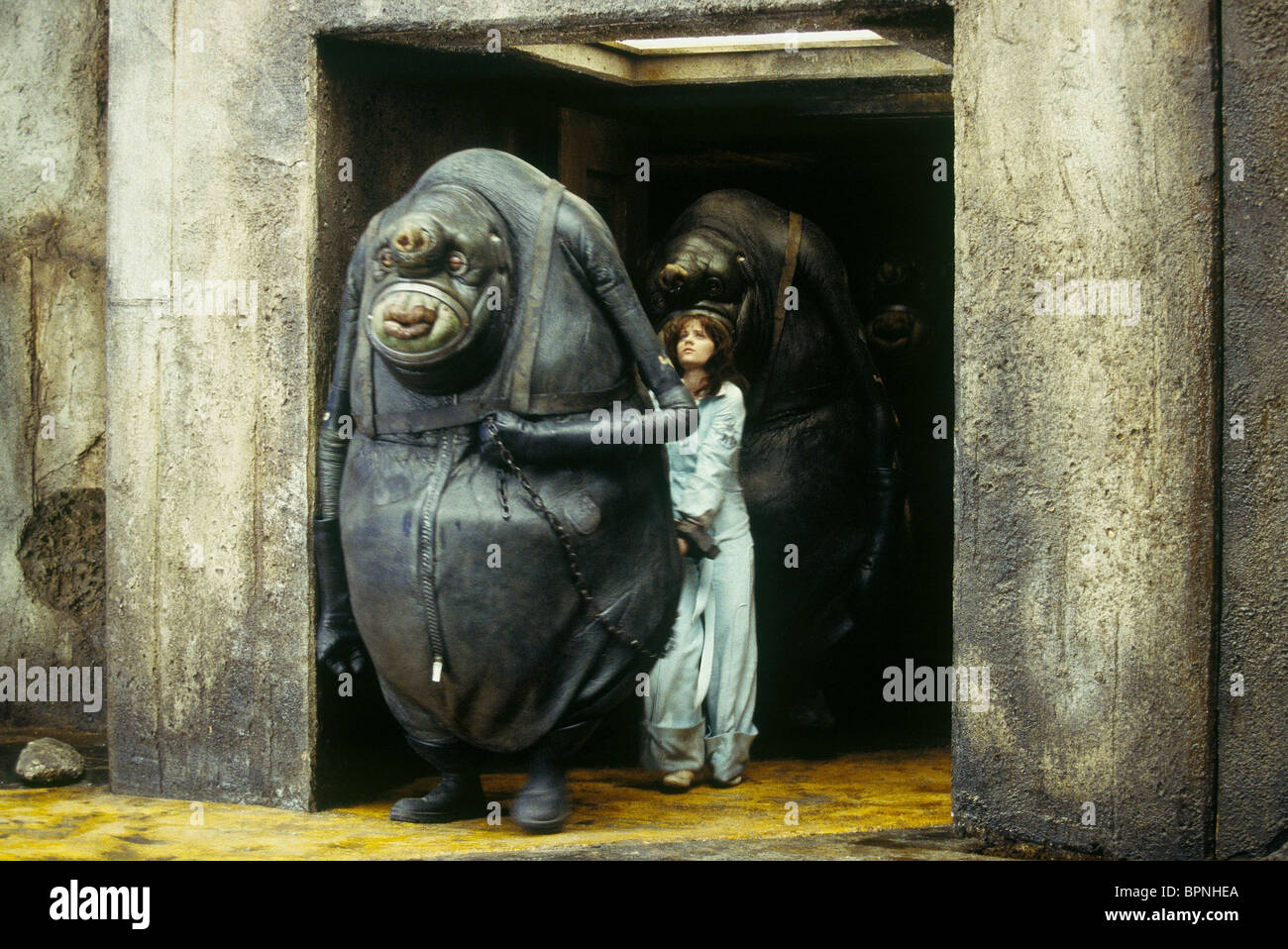 VOGON & ZOOEY DESCHANEL THE HITCHHIKER'S GUIDE TO THE GALAXY (2005