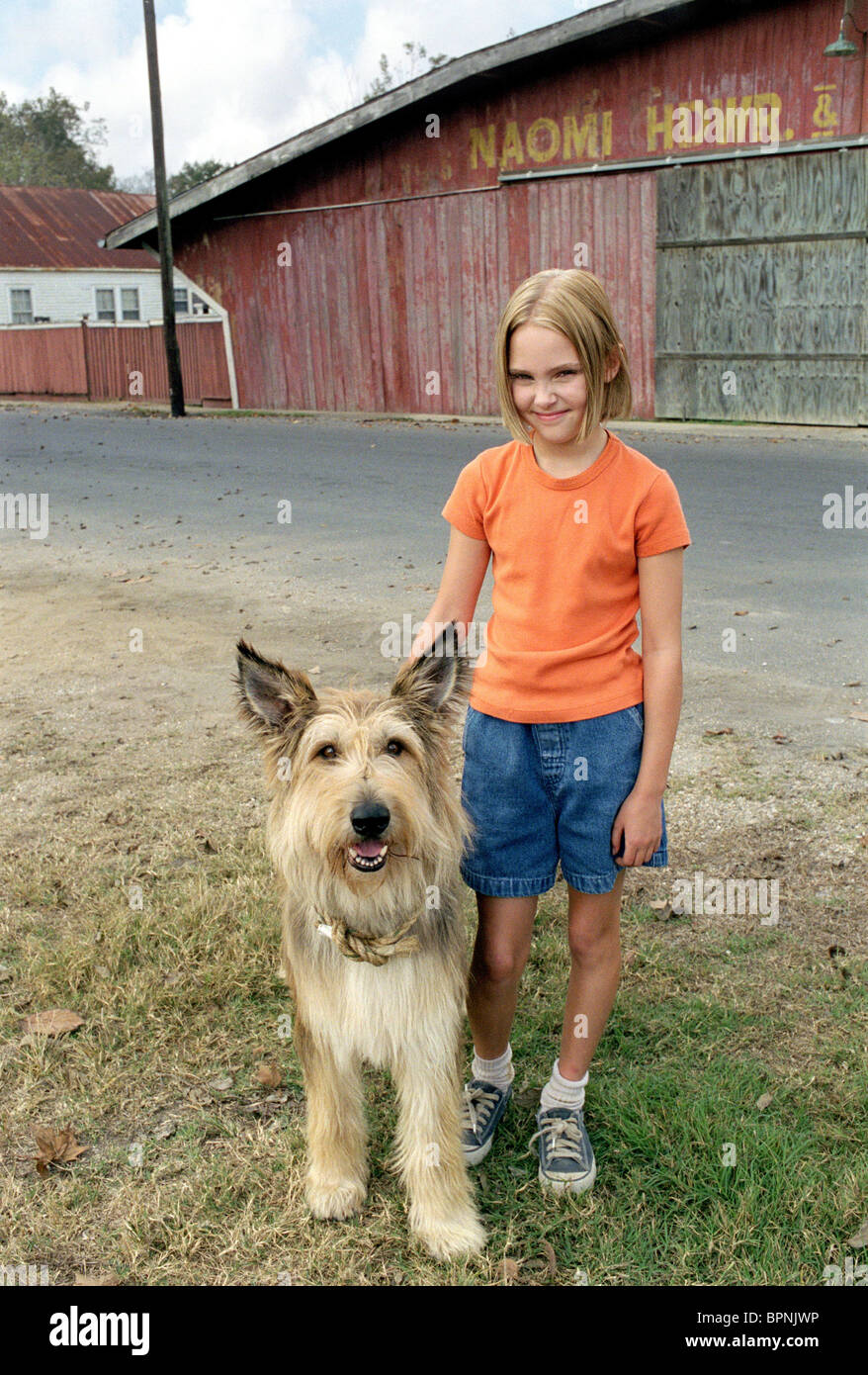 WINNDIXIE & ANNASOPHIA ROBB BECAUSE OF WINNDIXIE (2005 Stock Photo