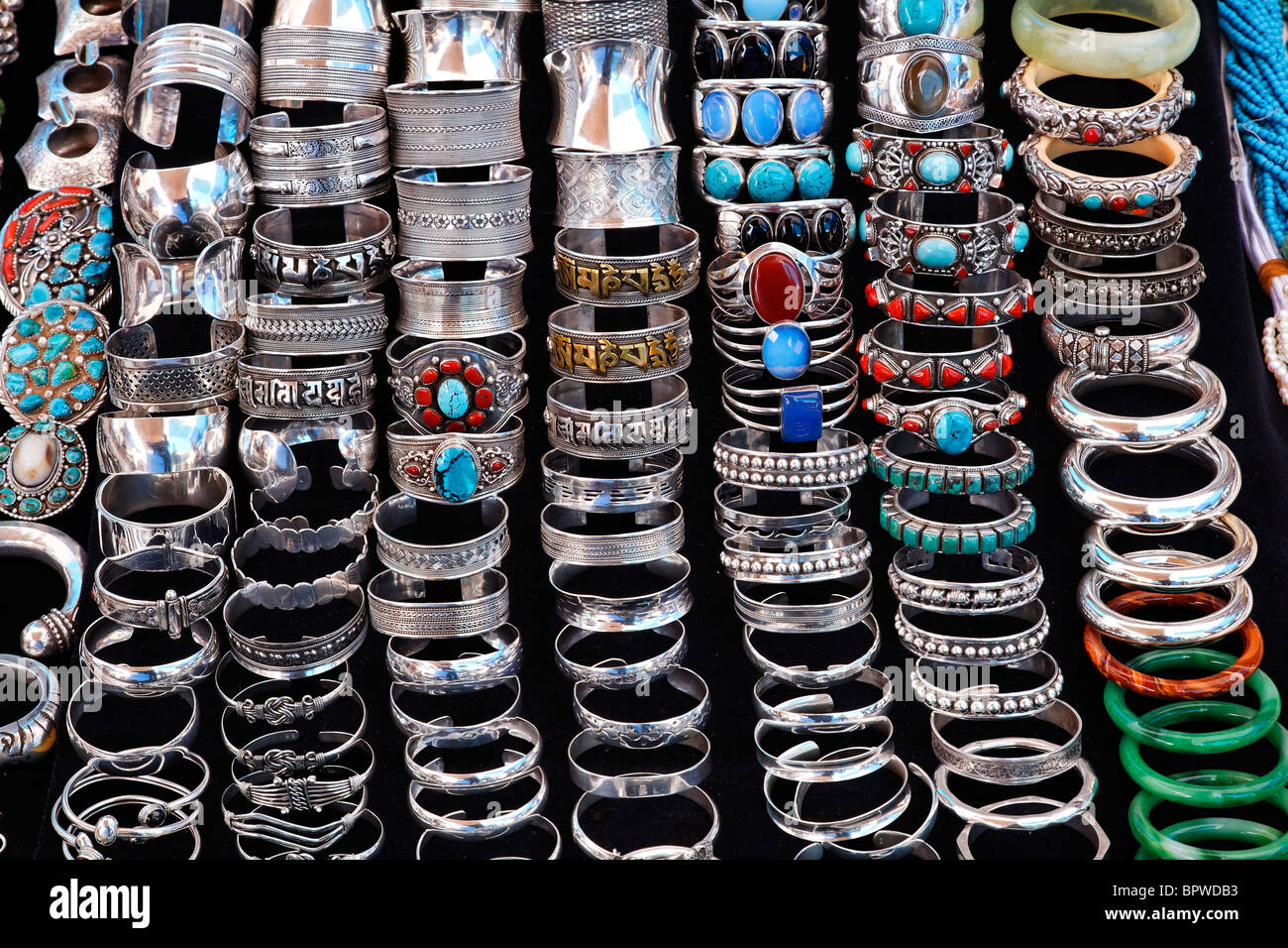 Display of jewellery on a market stall, Anjuna Market, Goa, India Stockfoto, Lizenzfreies Bild