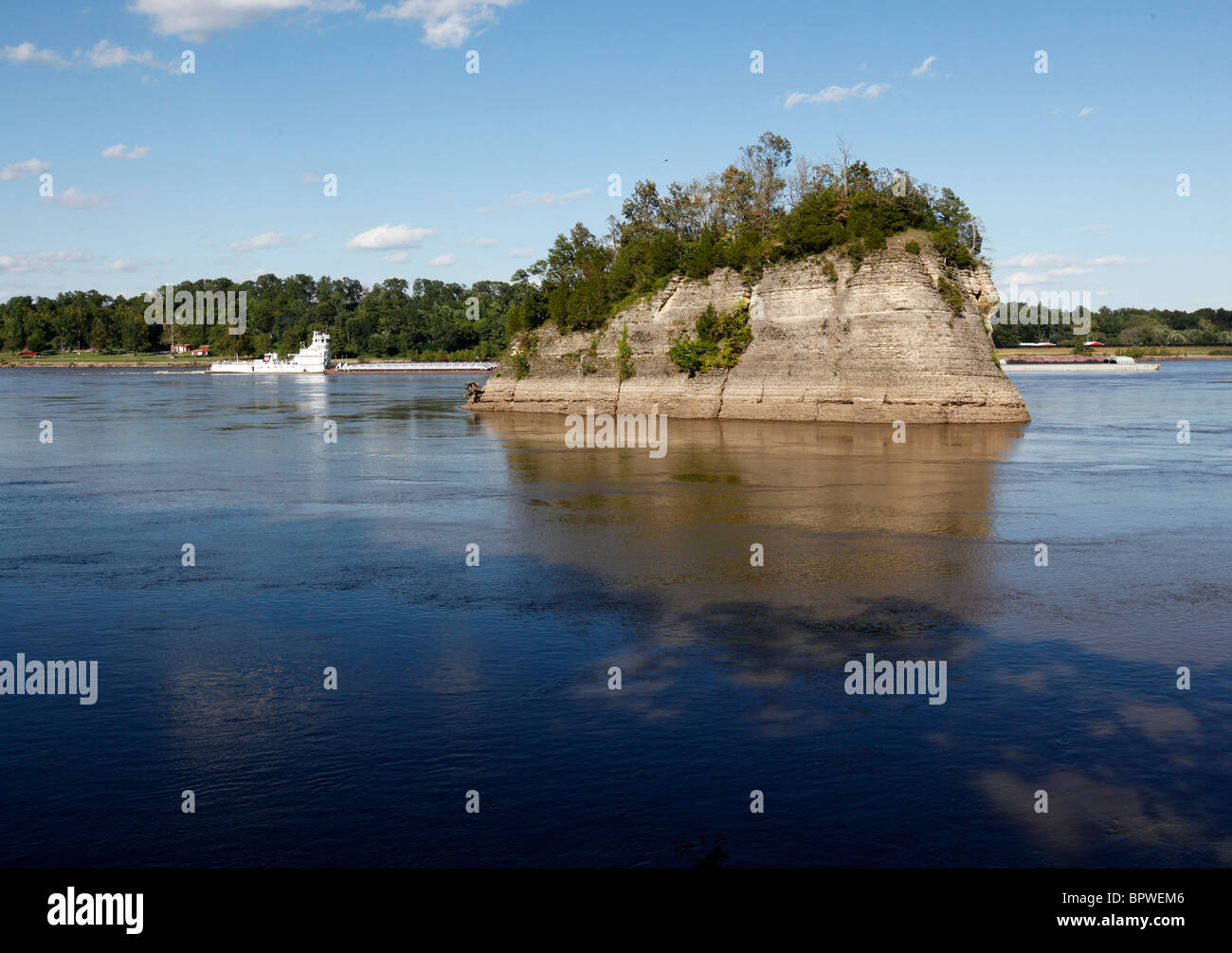 A Barge Passes Tower Rock, Frohna, Missouri On September 3, 2010 Stockfoto, Lizenzfreies Bild