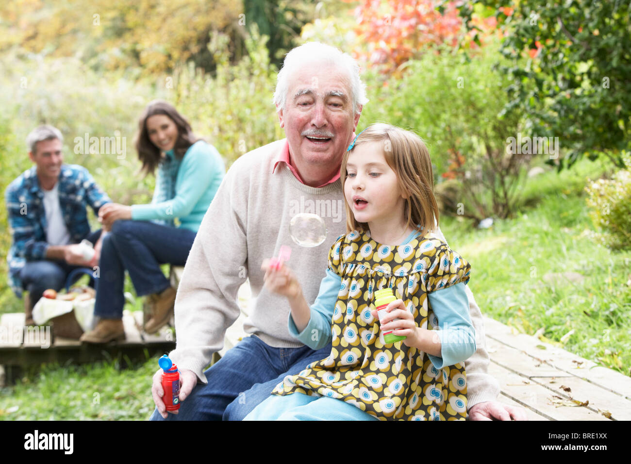 Молодая внучка готова потрахаться с дедушкой на уличном столе