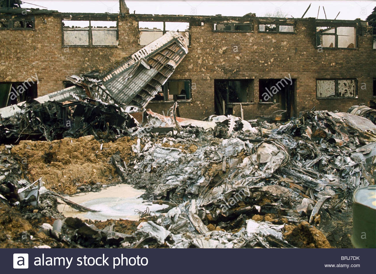 BRITISH MILITARY AIRPLANE CRASH HUNTINGDON BRITAIN 1977 Stock Photo