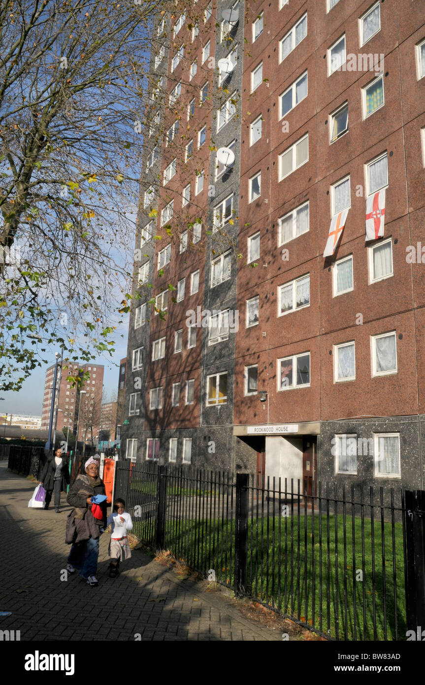 UK .RESIDENTS IN COUNCIL ESTATE, BARKING, LONDON Stockfoto