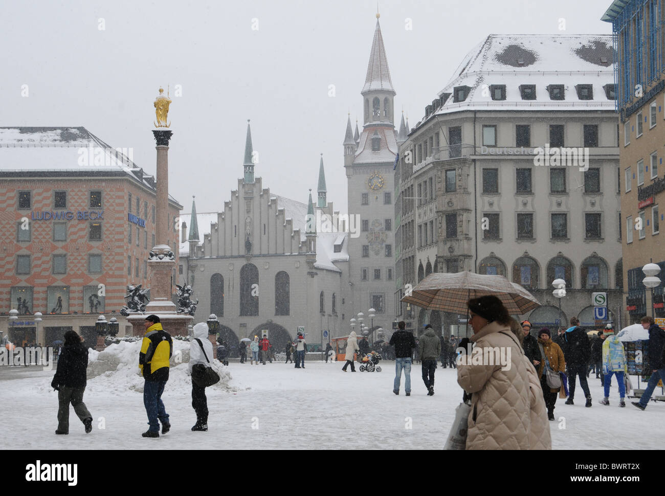 snow-on-the-marienplatz-in-munich-BWRT2X.jpg