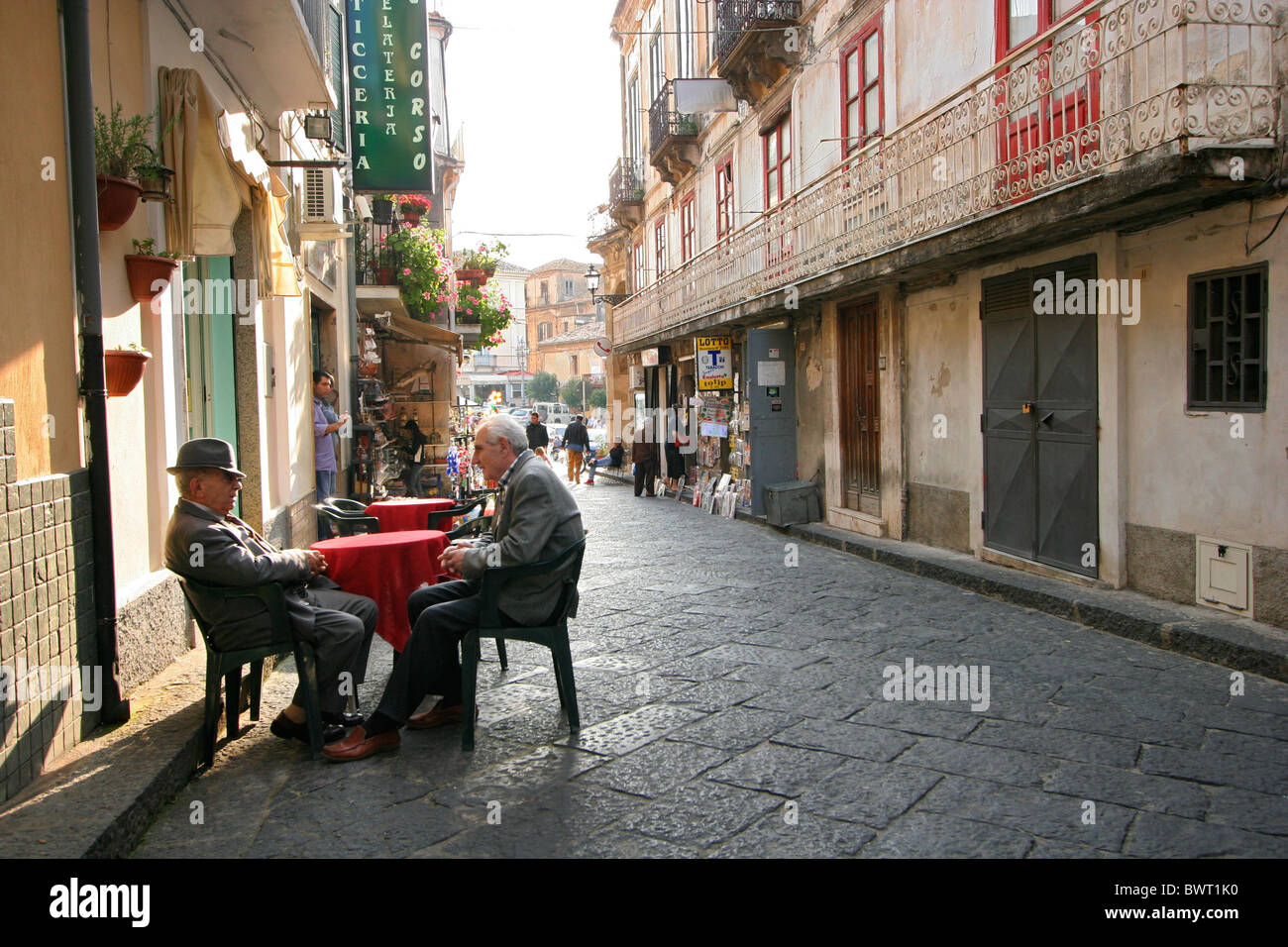 old-men-sitting-at-a-cafe-table-in-pizzo
