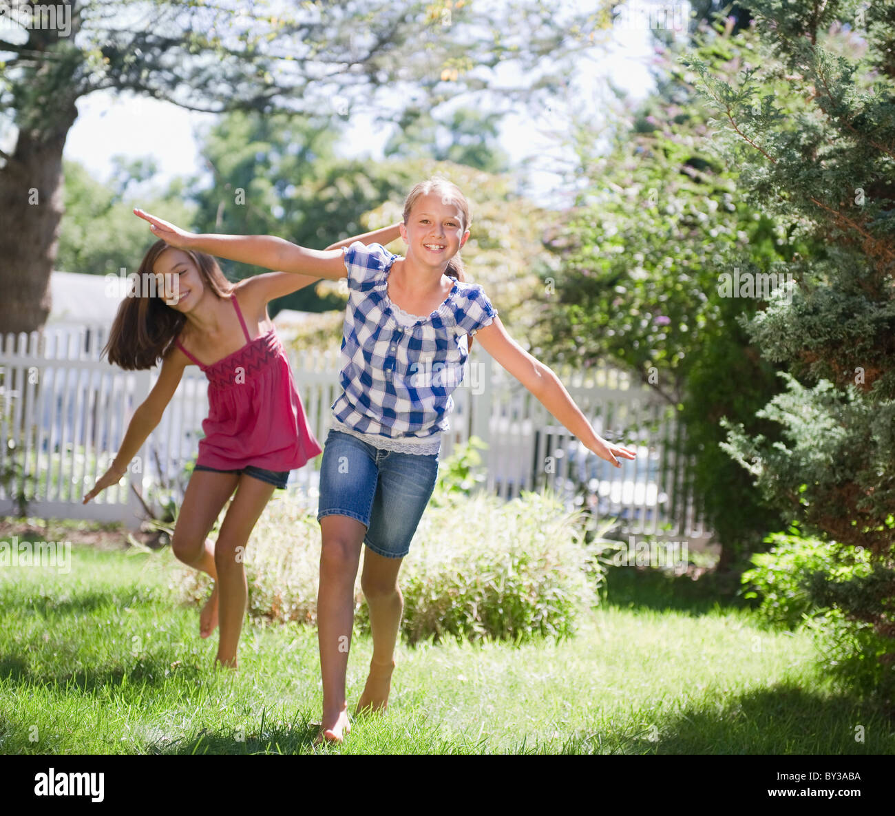 http://c8.alamy.com/comp/BY3ABA/usa-new-york-two-girls-10-11-10-11-playing-in-backyard-BY3ABA.jpg