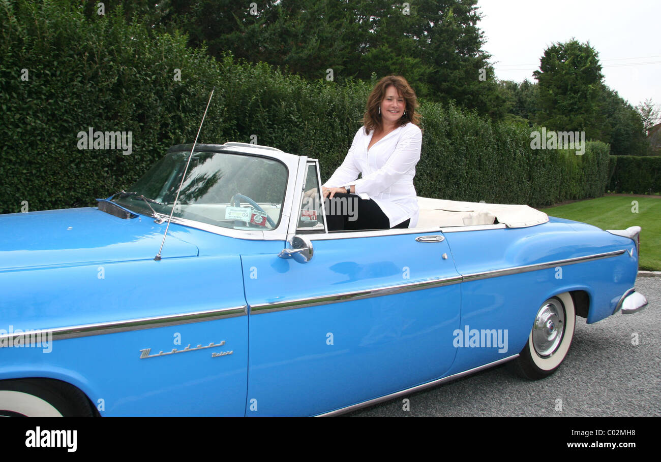 Photo of Lorraine Bracco  - car
