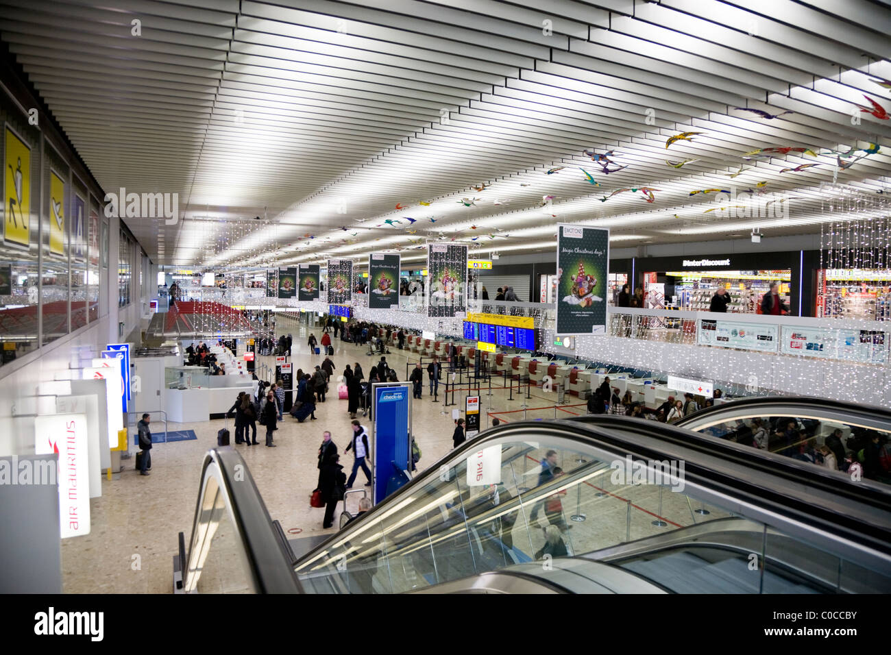 Main International terminal departure hall & checkin area / desks