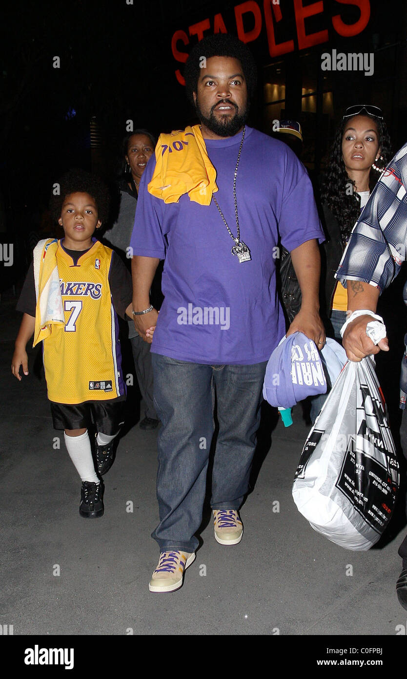 Ice Cube with his wife Kimberly Woodruff and childern leaving the Stock