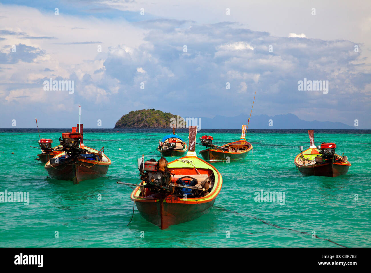 Thailand, Longtail Boat floating on water Stockfoto, Lizenzfreies Bild