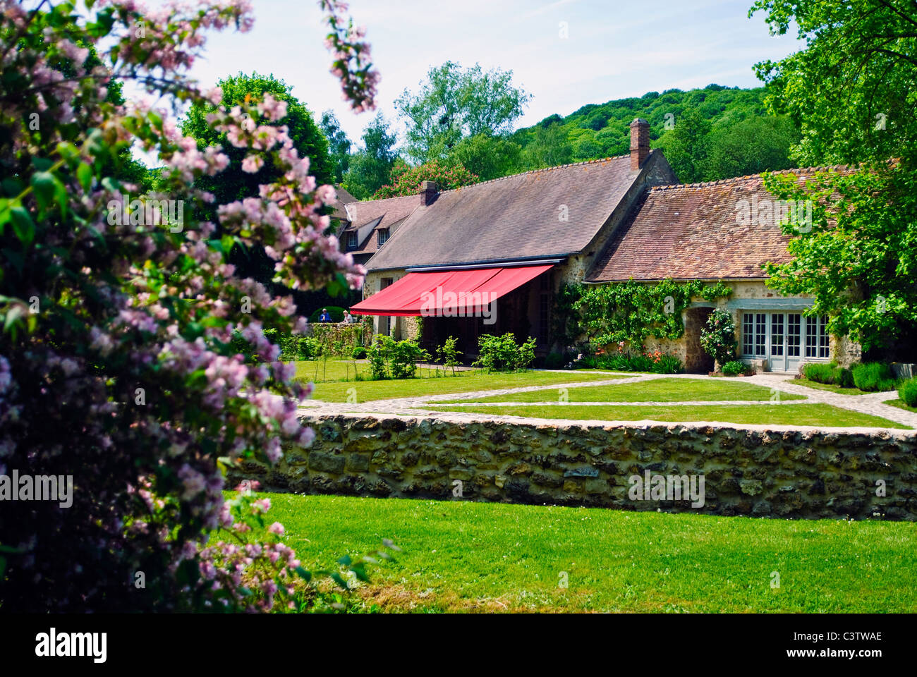 stock photo the garden of the duke and duchess of windsors country home le moulin de la tuilerie in gif sur yvette france - Country Home And Garden stock photo the garden of the duke and duchess of windsors country home le moulin de la tuilerie in gif sur yvette france - Country Home And Garden